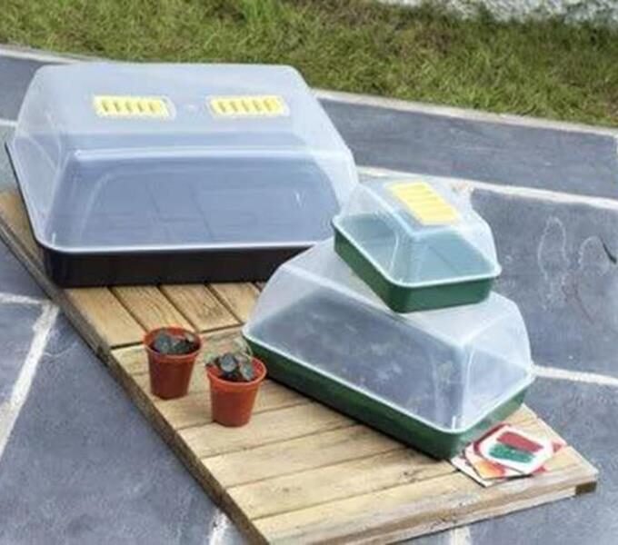 Whitefurze G2622GV5 22cm Small Gravel Tray - Black